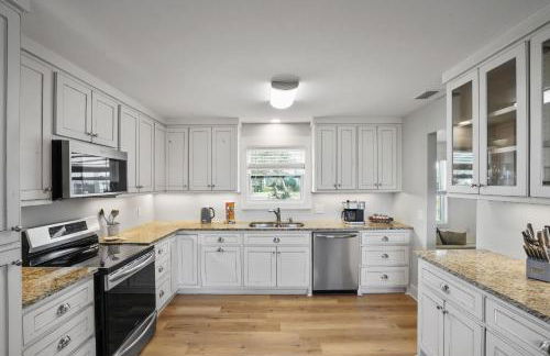 Southern Mermaid Cottage- Pet Friendly Fenced - Photo 4