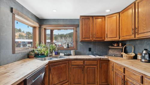 5 Bd Cabin W Private Hot Tub - Photo 2