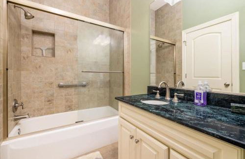 Riverbend Lodge Spacious Riverfront Home with Hot Tub Pool & Mountain view - Foto 35