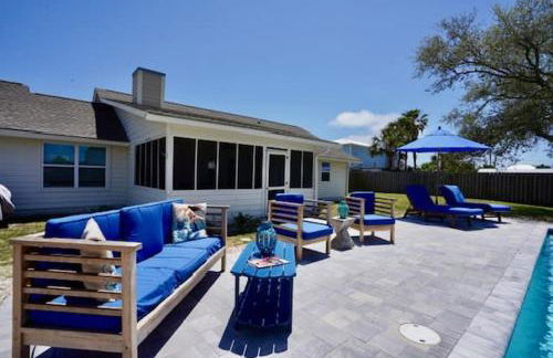 Southern Mermaid Cottage- Pet Friendly Fenced - Photo 2