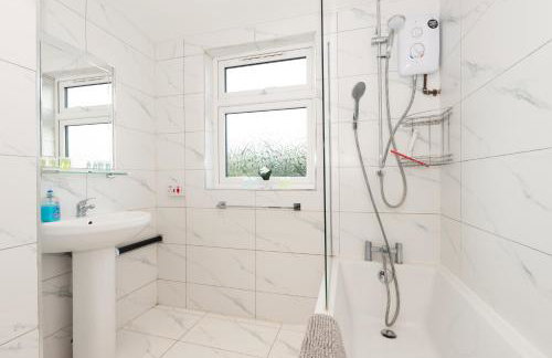 4 Bedroom Family Home In South East London - Photo 14