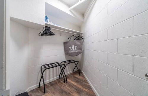 Stylish-Serene Midtown Getaway: Retreat for Two - Foto 9