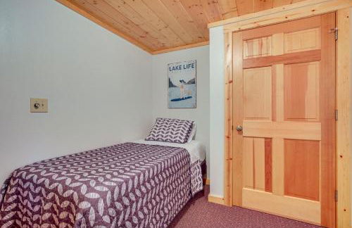 Lakefront Presque Isle Cabin with Private Dock - Foto 17