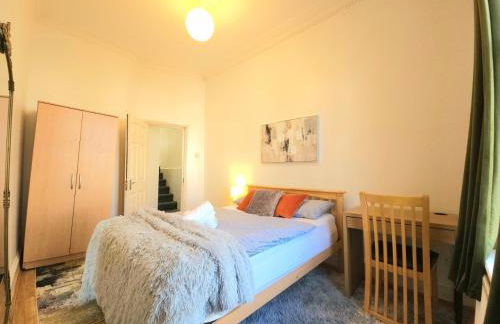 Charming Home with Private Balcony, on 1st floor, with 2 Bathrooms, 3 min walk to Earl's Court Station - Photo 34