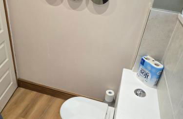 The Holbein Three bedroom home near tilgate park private parking and garden - Foto 26