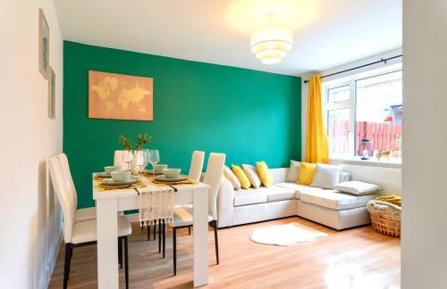 A Luxurious Home with Hot Tub and Man Cave! 9ppl - Foto 2