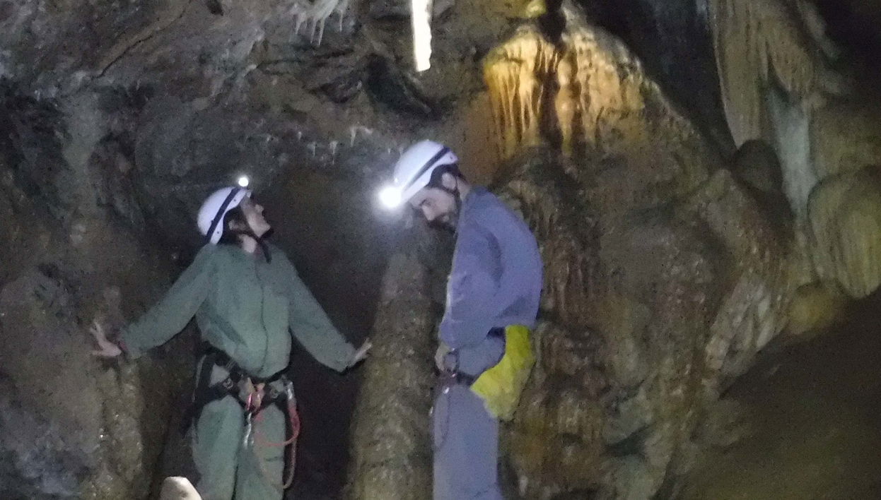 Speleologia nella grotta del Nanzal