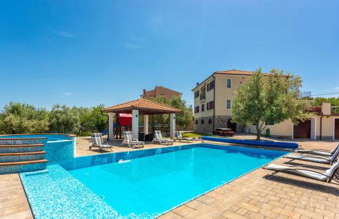 Villa With Pool, Jacuzzi, Sauna, Fitness, Playground & Wine Cellar - Photo 1