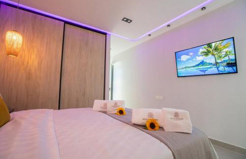 Apartamento de Lujo con Jacuzzi Privado, Piscina y Vistas al Mar - Foto 24