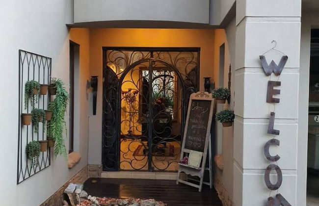 Or Tambo Airport Holiday Home - Photo 58