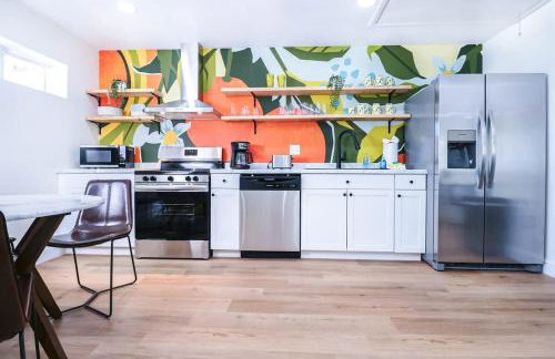 StylishAptWtrGrdnOppLake&Prk&Yrd - Foto 4