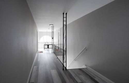 Luxurious 2-Bedroom Abode with Elevated Comforts Near Main Street - Foto 8