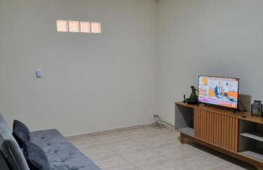 Super Confortável, WiFi Rápido, Garagem Coberta, 2 Banheiros, Suíte, 3 Quartos, Microondas, Cozinha Grande Completa, Mesa de Jantar Grande, Entrada Privativa, Perto do Shopping Pátio Matosinhos, 5 min do Centro Histórico - Foto 7