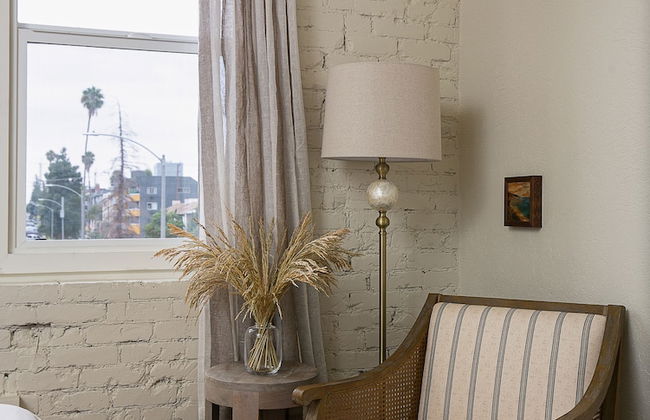 Charming Studio near Downtown! CDC Sanitized! - Photo 5