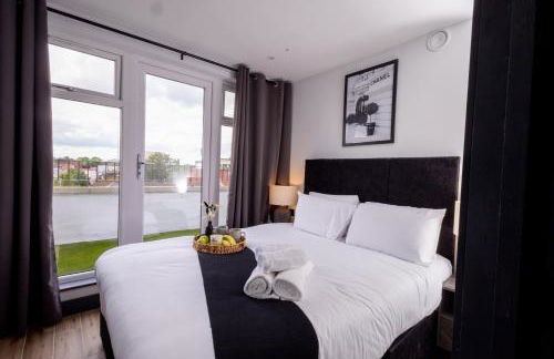 Brand-New Top-Floor Flat with Stunning Balcony & Parking - Foto 1