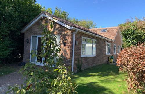 2BR Bungalow with Parking - Sunbeam Haven - Foto 8