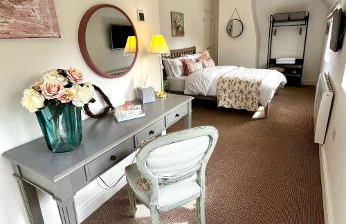 Flower Cottage by Ludlow Castle with Onsite Parking - Photo 4