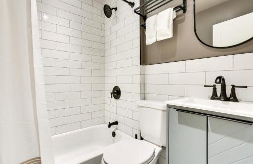 Walk to White Lake Family Home with Deck and BBQ - Foto 15