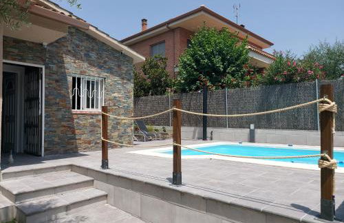 Cerca de Barcelona, y entre tres Parques Naturales, casa de 4 habitaciones y 2 baños con piscina, barbacoa y chimenea - Foto 3