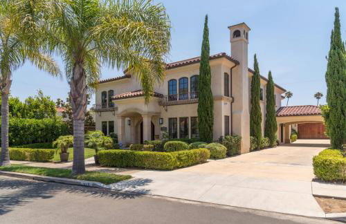 Mediterranean Beauty with Rooftop Deck and Views - Foto 67