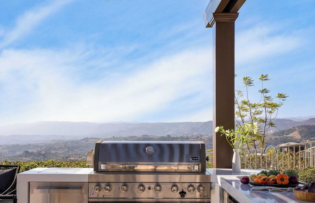 Modern Temecula Mansion w Pool, Hot Tub, Guest House & Valley Views Camila by Avantstay - Photo 49