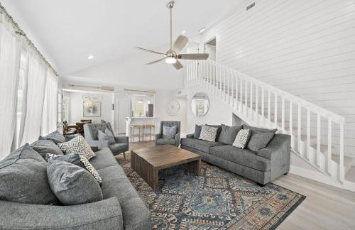 Oceanfront home with pool, large decks, fire pit and private walkover to the beach - Foto 7