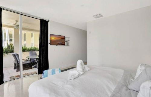 Coastal Condo Deerfield Beach Retreat 3 bed 2 bath - Photo 17