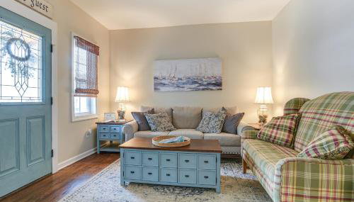 Walk to Town and River Charming Home in North East! - Foto 4