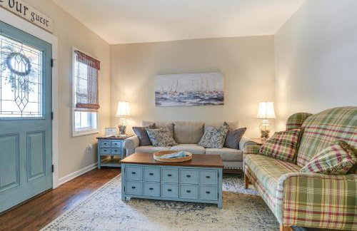 Walk to Town and River Charming Home in North East! - Foto 4