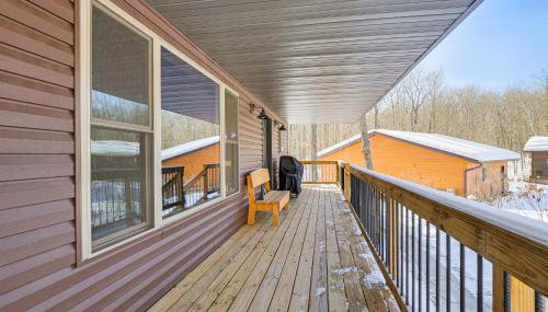 Northwoods Escape Lakeside Retreat with Deck - Foto 3