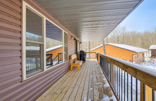 Northwoods Escape Lakeside Retreat with Deck - Foto 3