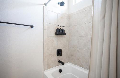 Modern Spacious 6BR Villa with Game Loft 5 Min to Strip, Stadium & Shopping! - Foto 76