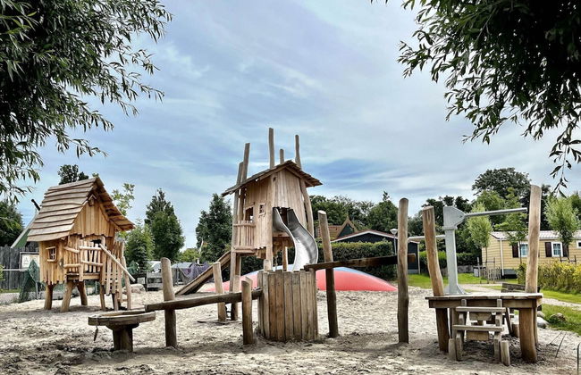 Lush Villa with Hot Tub, Private Fenced Garden in Hippolytushoef - Foto 18