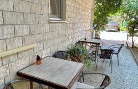 Omis apartment - near beach and town center, ground floor with small garden - Foto 4