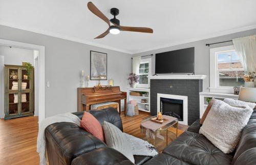 Warm and Inviting 3BR Craftsman with Big Kitchen - Foto 1