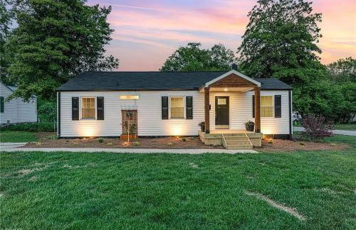 3BR Elam Retreat • Work & Rest - Photo 17