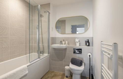 Modern Canal-Side Apartment in Milton Keynes - Photo 27