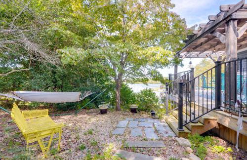 Radford Home with Wraparound Deck! - Foto 22