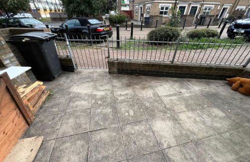 Cozylease 3 Bedroom Canary Wharf Family,Workcation, Fast WiFi, Workspace,1 stop to City - Photo 40