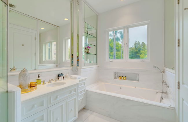 Carolwood - Modern Tuscan Villa With Rolling Lawns and Loggia in Holmby Hills - Photo 40