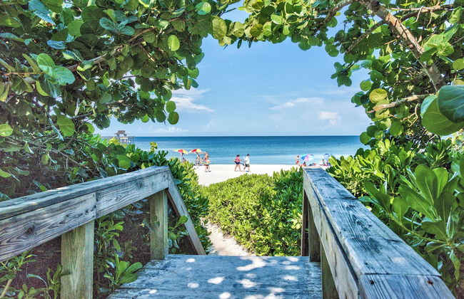 Le Monaco - Romantic 1 BR Condo Steps from 5th Ave S. Chic Coastal Retreat with King Bed and Beach Access. Perfect Location for Couples Near Dining, Shopping, and Naples Beach - Foto 19