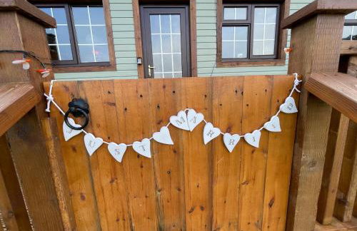 Cuddles & Bubbles Cozy Cabin with jacuzzi spa hot tub - Foto 26