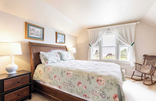 Private Beach Access + Water Views! Sleeps 18, Historic 6bdr Farmhouse w/ Deck - Foto 28