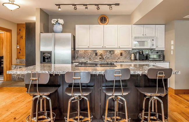 Muskoka Lakeshore Cottage Bliss - Photo 21