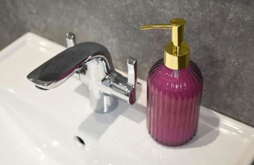 Air Maison - Family Home with Off-Road Parking - Photo 35