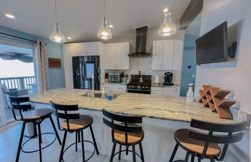 Lakefront 5 Bedroom Vacation Home - Sleeps 12! - Foto 7