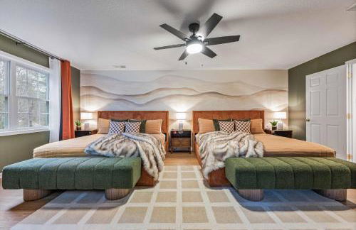 Newly Renovated Luxe Home near Asheville | Pool, Hot Tub, Theater & Games! - Foto 38