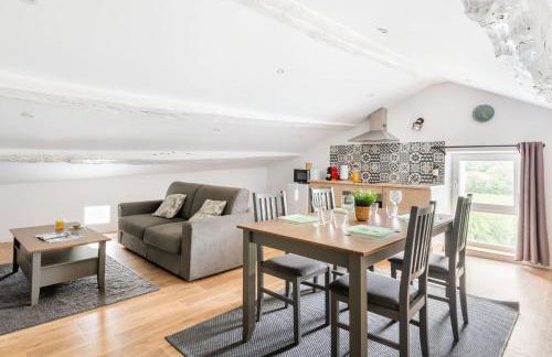 Appartement sous combles - vieille batisse proche centre ville - Foto 1