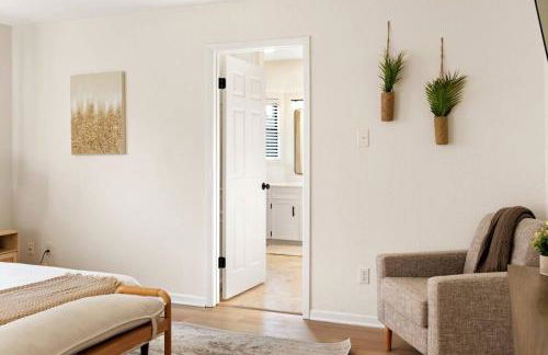 Charming & Bright W Lounging Pool and Hot Tub - Photo 8