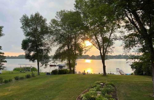 Lake Cabin; Renovated, Flat Lot, Dock, Sandy Beach, Many Games and Lake Toys! - Foto 8